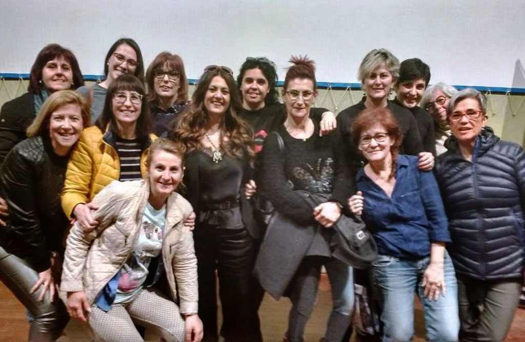 Un grupo de mujeres participa en una actividad en busca de la felicidad y el éxito organizada por el Día de la Mujer